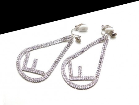 Cercei clips lacrima argintie cu microcristale albe si litera F